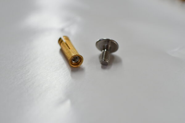 Conjunto taco de latón+tornillo inox piscina - Imagen 3